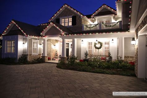 Aesthetic House Exterior, Winter House Exterior, Christmas Night Light, Christmas House Lights, Dream Life House, Suburban House, Hans Wegner, Christmas Living Rooms, Cute House