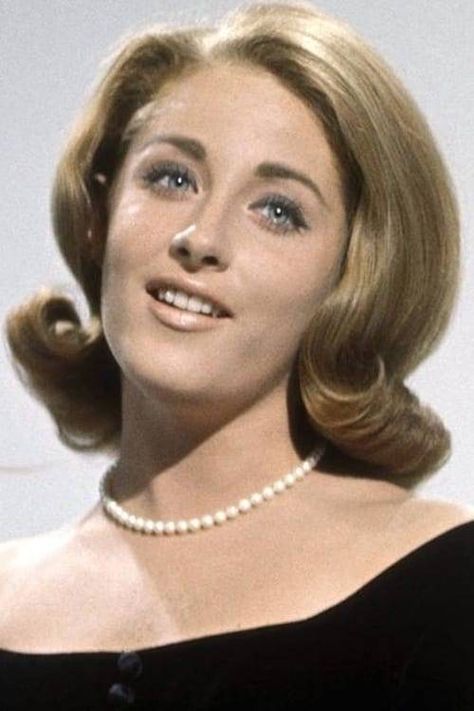 July 20, 1963: Lesley Gore released "Judy's Turn To Cry", the follow up to her number one hit, "It's My Party." Leslie Gore, Lesley Gore, American Bandstand, 60s Music, Janis Joplin, Music History, Female Singers, Freddie Mercury, Mode Vintage