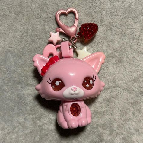 Garnet Keychain Feb 2024 …Yeah this thing is a keychain now I don’t think I can make a necklace out of it💀 Red Keychain Aesthetic, Keychain For Guys, Red Keychain, Bug Juice, Kawaii Keychain, Beads Keychain, Make A Necklace, Yokai Watch, Jewelry Accessories Ideas