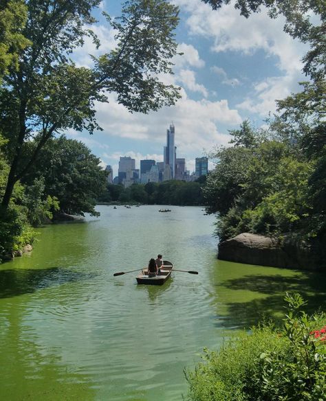 Central Park Row Boat, Central Park Lake, Central Park Summer, Golden Hour City, Cityscape Aesthetic, New York Activities, New York Central Park, New York City Central Park, Summer Boats