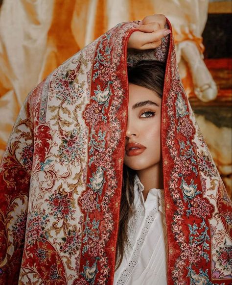 Kimia Hosseini, Persian Women, Persian Fashion, Indian Bride Outfits, Self Portrait Photography, Arab Beauty, Iranian Women, Islamic Artwork, Eye Photography