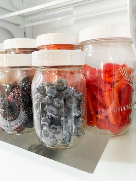 how to store blueberries in the refrigerator Preserving Fruit In Jars, Blueberry Storage In Fridge, Storing Fruit In Mason Jars, Fruit In Jars, How To Store Blueberries, Cold Sides, Washing Fruit, Jar Fruit, Fridge Makeover