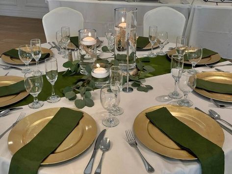 Olive Green Decorations Party, Olive Green Table Setting, Green Table Runner Wedding, Chargers Wedding, Eid Dinner, Rose Gold Table Decor, Chic Tablescape, Green Charger Plates, Green Table Settings