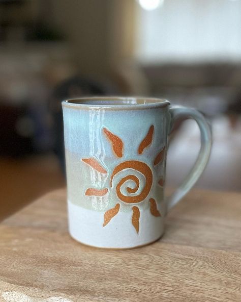 Coffee Mugs Painting, Mug Diy Ideas, Painting Mugs Ideas, Cups Designs Ideas, Clay Cup Ideas, Pottery Painting Ideas Mugs, Sun Ceramics, Sun Pottery, Painting Cups