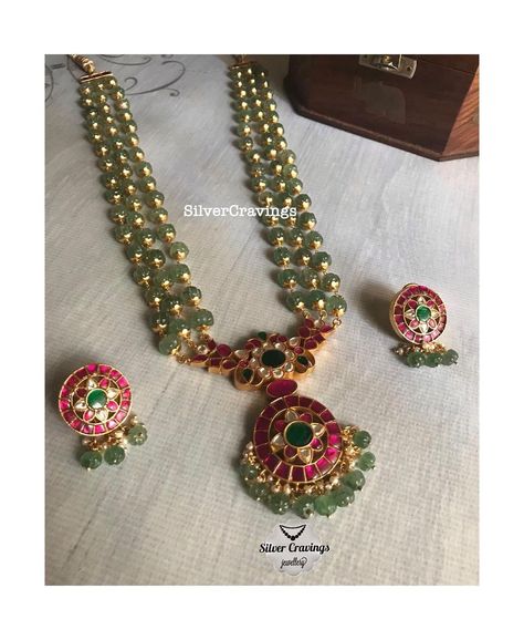 Beaded Gold Jewelry, Green Emerald Necklace Indian, Indian Beads Jewellery Design, Gold Beads Necklace Indian, Green Beads Indian Jewellery, Beads Jewellery Designs, Beads Jewelry Indian Gold, Green Pearl Jewelry, Green Beads Necklace