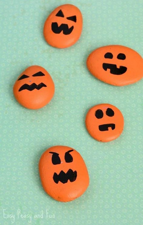 Halloweenpyssel Barn, School Halloween, Creepy Halloween Decorations, Pumpkin Painting Ideas, Halloween Rocks, Painted Pumpkin, Adornos Halloween, Easy Halloween Crafts, Manualidades Halloween