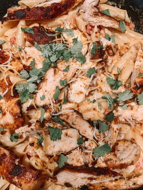 Southwest Chicken Alfredo, Creamy Southwest Chicken, Alexa Anglin, Slow Cooker Bbq Chicken, Southwest Chicken, Slow Cooker Bbq, Roasted Chicken Breast, Chicken Alfredo, Yummy Eats