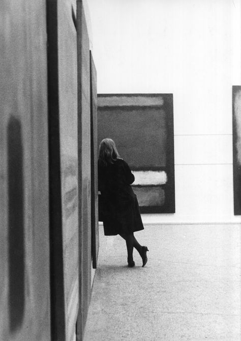 Mark Rothko exhibition at Whitechapel Gallery, 1961. (Photo by Sandra Lousada) #wantinspired Galleria D'arte, Color Fields, Black And White Photograph, Mark Rothko, Shooting Photo, Art Appreciation, Pics Art, Wild Hearts, Pablo Picasso