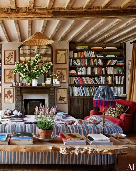 English Country House Interior Sitting Rooms Cottage Style, Amanda Brooks Home, English Cottage Sitting Room, Cosy Cottage Decor, Cosy English Cottage, Cozy British Cottage Interiors, Cosy Cottage Living Room English Country, English Country Interior Design, British Cottage Interior