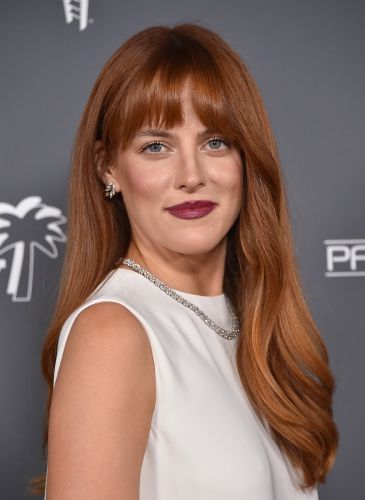 Riley Keough Hair Red, Daisy Jones Red Hair, Riley Keough Hair Bangs, Riley Keough Bangs, Daisy Jones Hair Color, Riley Keough Red Hair, Long Auburn Hair With Bangs, Copper Hair Bangs, Riley Keough Hair