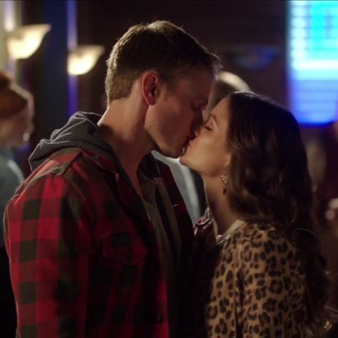 Zoe Hart Style, Hart Of Dixie Wade, Movies Couples, Wade Kinsella, Zoe And Wade, Zoe Hart, Wilson Bethel, Islands In The Stream, Movie Kisses