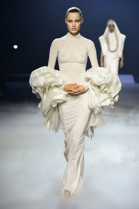 Couture Fashion 2023, Fall 2023 Couture, Futurism Fashion, Ashi Studio, Paris Couture Week, 2023 Couture, Chic Fall Fashion, Runway Gowns, Paris Couture