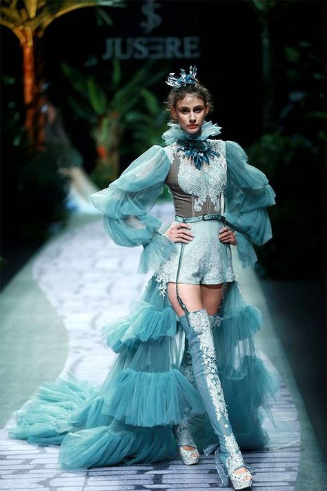 Chinese Inspired Fashion Runway, Fairytale Runway, Foreign Fashion, Exotic Outfits, China Fashion Week, Queen Outfits, Extreme Fashion, Rococo Fashion, Fancy Fashion