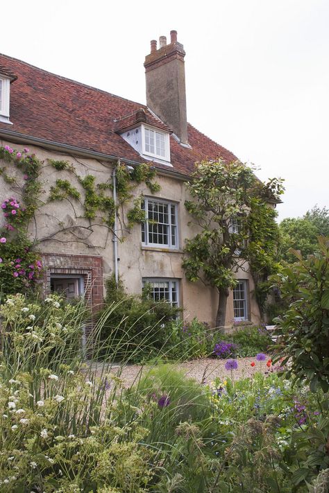 Charleston House, Sussex home of Vanessa Bell and Duncan Grant. | Photo by anne kruit. Charleston House, Vanessa Bell, Bloomsbury Group, Charleston Homes, Up House, Virginia Woolf, English Cottage, East Sussex, English Countryside