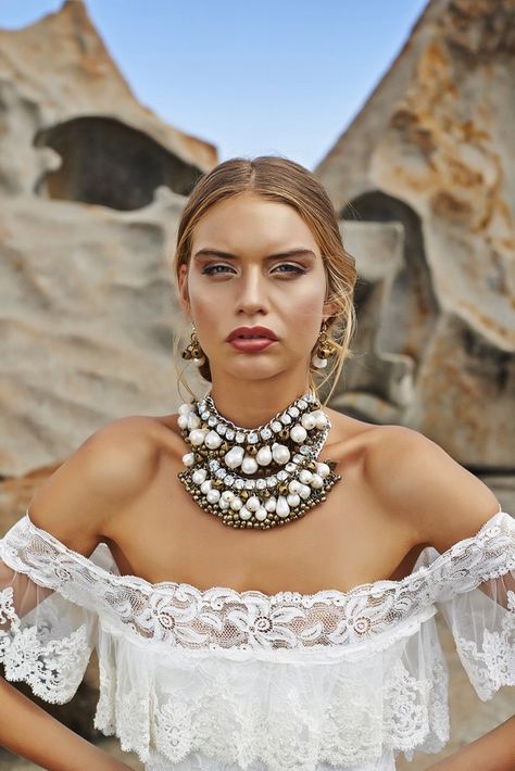 BOLDLY REBELING AGAINST THE TRADITION THAT SAYS A BRIDE WEARING PEARLS WILL HAVE A TEAR-FILLED MARRAIGE. Clover Wedding, Jasmine Wedding Dress, Cactus Club, Bohemian Woman, Boho Makeup, Wearing Pearls, Wedding Bohemian, Festival Bride, Bohemian Bridal