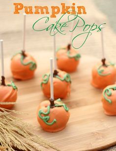 Pumpkin Cake Pops that would look cute scattered across the Thanksgiving table. Cake Pop Receita, Pumpkin Patch Cake, Pumpkin Cake Pops, Baking Lessons, Halloween Cake Pops, Cake Ball, Thanksgiving Cakes, Cake Pop Recipe, Thanksgiving Treats