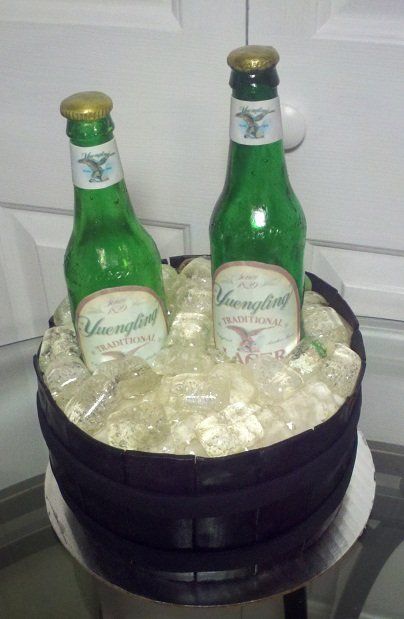 groom cake Heineken Beer Cake, Heineken Cake, Beer Bucket Cake, Beer Bottle Cake, Cake In A Cup, Cake Design For Men, Alcohol Cake, Bottle Cake, Beer Bucket