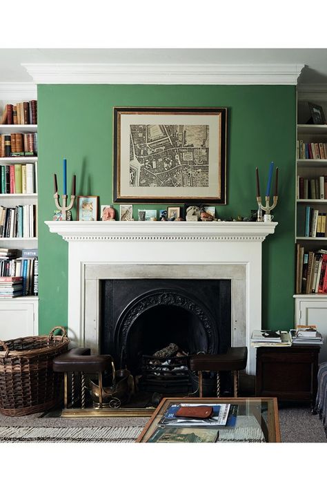 Mantlepiece Decor, Living Room Design Diy, Country Manor House, Mantelpiece Decor, Fireplace Mantle Decor, English Interior, Dark Interiors, Living Room Green, Leaf Green