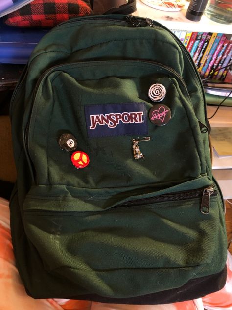 Men Backpack Aesthetic, Jansport Bag Aesthetic, Mochila Grunge, Mochila Jansport, Stylish School Bags, Backpack Essentials, Inside My Bag, Backpack Decoration, Mens Casual Dress Outfits