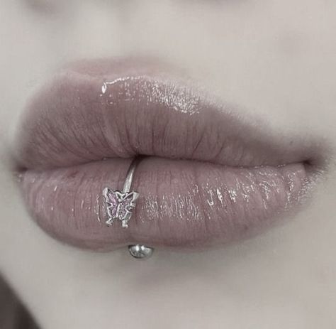 Central Labret, Middle Lip Piercing, Labret Piercing Ring, Lower Lip Piercing, Lips Piercing, Lip Piercing Labret, Different Types Of Piercings, Labret Lip Piercing, Vertical Labret Piercing