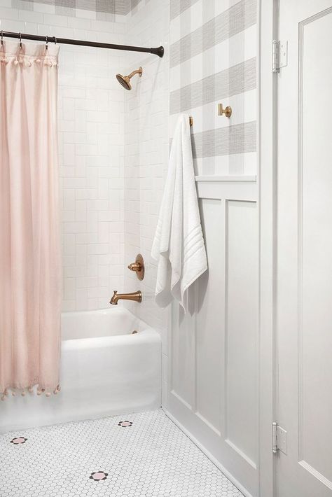 Get This Look: Fixer Upper Lunar Lander House Bathroom #bathroomideas #bathroomremodel #decoratingideas #fixerupper #remodelaholic Joanna Gaines Bathrooms, Joanna Gaines Bathroom Ideas, Joanna Gaines Bathroom, Bathroom Renovation Diy, Fixer Upper Bathroom, Guest Bathroom Remodel, Bathroom Remodel Tile, Small Remodel, Bathroom Top