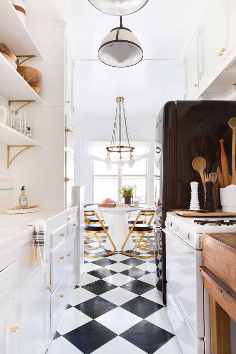 The 13 Renter-Friendly Hacks We Swear By (and Have Done Ourselves) - Emily Henderson #rentalproperty #beforeandafter #homedecor Kitchen Cabinet Layout, Rental Kitchen, Retro Tiles, Kitchen Redesign, Kitchen Decor Apartment, Tile Trends, Flooring Trends, Black And White Tiles, Apartment Kitchen