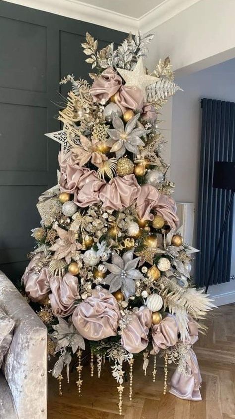 Diy Christmas Decorations Outdoor, Christmas Tree Ideas Red, Christmas Tree Ideas 2023, Wallpaper Aesthetic Christmas, Aesthetic Christmas Decor, Elegant Christmas Tree Decorations, Christmas Tree Decorations Ribbon, Floral Christmas Tree, Christmas Home Decor Ideas