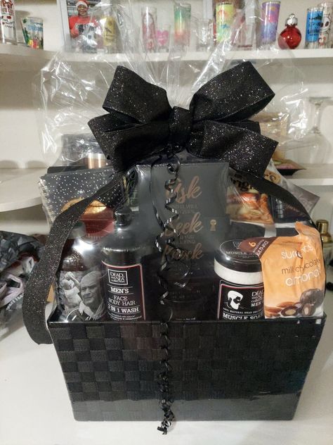 Color Themed Gift Baskets Black, Black Gift Basket Ideas, Black Gift Basket, Birthday Basket, Black Theme, Themed Gift Baskets, Christmas Gift Basket, Gift Basket Ideas, Basket Design