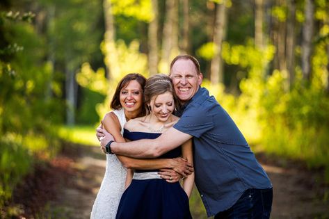 Prom Photoshoot Ideas With Family, Father Daughter Prom Pictures, Prom Photography Poses With Family, Prom Photoshoot With Family, Grad Photo Ideas With Family, Prom Photos With Family, Family Prom Photos, Grad Photoshoot Family, Prom Family Photo Ideas