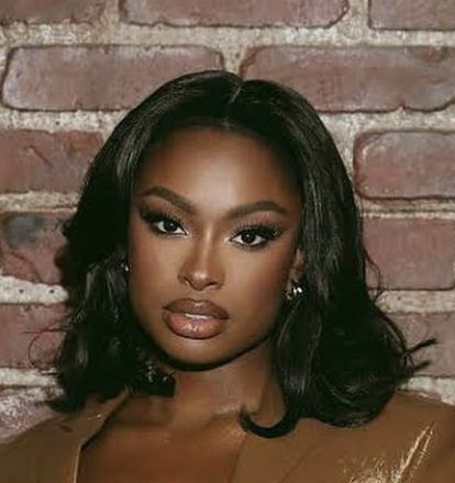 Vintage Makeup Natural, Makeup Ideas Date Night, Senior Picture Makeup Black Women, Dark Formal Makeup, Prom Looks Makeup Ideas, Dcc Makeup, Calm Makeup Looks, Business Professional Makeup Looks, Natural Make Up Weddings