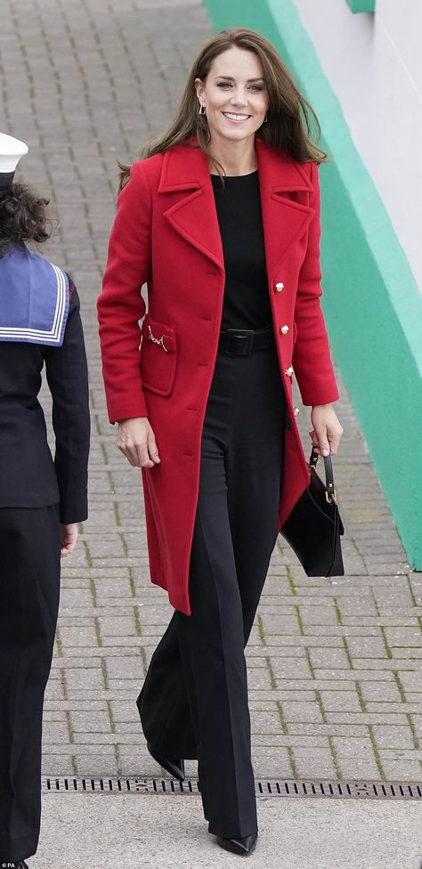 Red Coat Outfit, Kate Middleton Style Outfits, Looks Kate Middleton, Estilo Kate Middleton, Princess Katherine, Visit Wales, Kate Middleton Outfits, Princess Kate Middleton, Lk Bennett