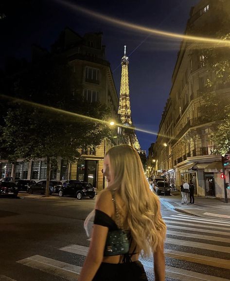 girl paris night aesthetic Insta Photo Ideas Paris, Paris Ig Pics, Paris Selfie Ideas, France Instagram Pictures, Paris Pictures Instagram, Paris Inspo Pictures, Paris Poses Photo Ideas, Paris Picture Ideas, Paris Pics