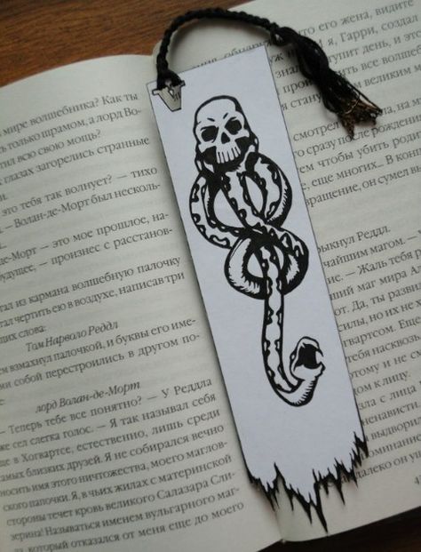 Harry Potter Doodles Easy, Harry Potter Doodles, Doodles Easy, Harry Potter Bookmark, Homemade Bookmarks, Harry Potter Painting, Diy Paper Flowers, Buch Design, Bookmarks For Books