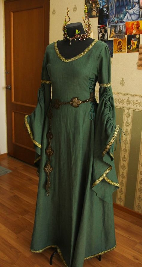 Medieval Clothing Aesthetic, Rohan Aesthetic, Traditional Irish Clothing, Middle Ages Dress, Celtic Costume, Ireland Dress, Medieval Outfit, Celtic Dress, Celtic Clothing