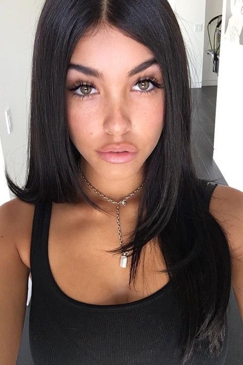 Madison Beer's Hairstyles & Hair Colors | Steal Her Style Side Part Hairstyle, Madison Beer Makeup, Dark Hair Blue Eyes, Madison Beer Hair, Estilo Madison Beer, Madison Beer Style, Beer Outfit, Chica Cool, Side Part Hairstyles