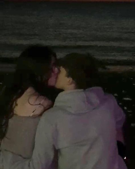 Bad Quality Aesthetic, Bad Quality Photo Aesthetic, Emo Couple Aesthetic, Emo Couples, Couple Beach Pictures, Dark Beach, Grunge Summer, Grunge Couple, Beach At Night