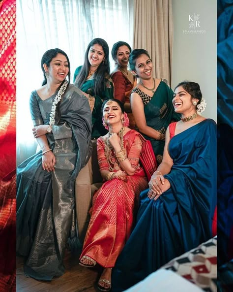 South Indian Bridesmaids, Sister Wedding Pictures, Marriage Poses, Bridesmaid Poses, Bridesmaid Photoshoot, Sisters Photoshoot Poses, Bride Photos Poses, Indian Wedding Poses, Indian Bridesmaids