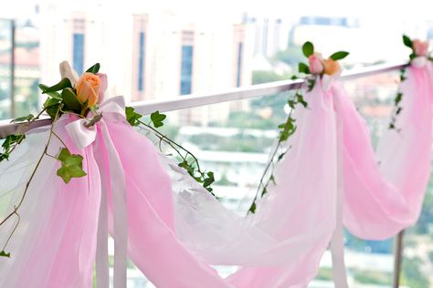 FREE FLOWER DECORATING TUTORIALS http://www.wedding-flowers-and-reception-ideas.com/make-your-own-wedding.html  Learn how to make pew bows, bridal bouquets, corsages and boutonnieres, centerpieces and church candelabras! Wedding Staircase Decoration, Wedding Stairs, Wedding Staircase, Housewarming Party Decorations, Tulle Decorations, Baby Shower Cakes Girl, Modern Wedding Decor, Staircase Decor, Bridal Luncheon