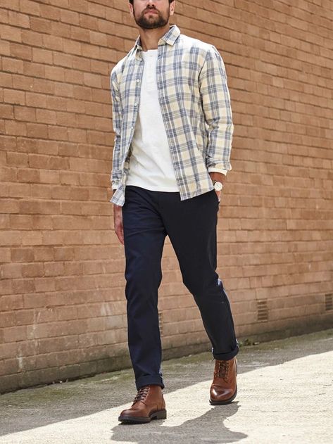 navy chinos and boots can look really simple yet respectable Navy Chinos Men, Chinos Men Outfit, Chinos Men, Boots Men Outfit, Navy Chinos, Navy Outfit, Fall Outfits Men, Mens Chinos, Men Fashion Casual Outfits