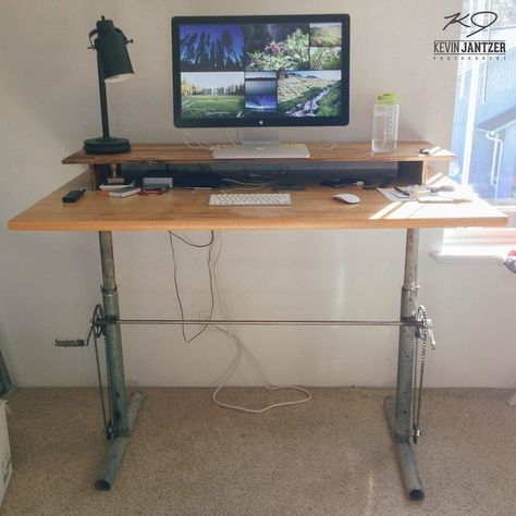 credit: Kevin Jantzer [http://kevinjantzer.com/diy-adjustable-standing-desk/] Standing Desk Plans, Diy Standing Desk Plans, Desktop Standing Desk, Diy Standing Desk, Desk Redo, Desk Gaming, Desk Diy, Height Adjustable Desk, Computer Desks