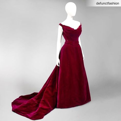 Kym Anderson on Instagram: “@defunctfashion  Charles Frederick Worth | c. 1898 ・・・ This relatively simple and modern velvet gown was designed for Edith Kingdon Gould.…” Istoria Modei, House Of Worth, 1890s Fashion, Evening Wear Dresses, Edwardian Dress, Retro Mode, Vintage Gowns, Edwardian Fashion, Moda Vintage