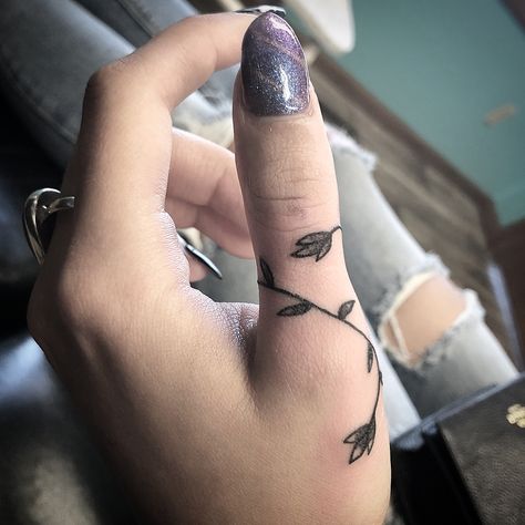 Ellie Rubalcava on Instagram: “Little freehand finger vine from the other day for the divine @terralit 💘✨ . . . . . . . . . . . . #femaletattooartist #tattooartist…” Vine Thumb Tattoo, Vine Hand Tattoos For Women, Thumb Tattoo, Bow Finger Tattoos, Finger Tattoo Ideas, Tattoos Finger, Thumb Tattoos, Tattoos Inspo, Finger Tattoo For Women