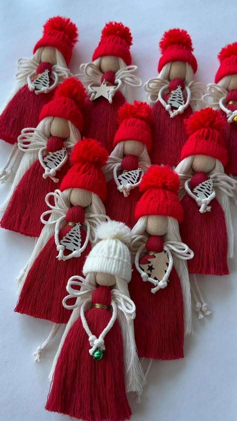 Macrame Angels, Diy Yarn Dolls, Macrame Dolls, Easy Yarn Crafts, Dolls Handmade Diy, Christmas Angel Crafts, Christmas Decorations Diy Crafts, Yarn Dolls, Handmade Christmas Crafts