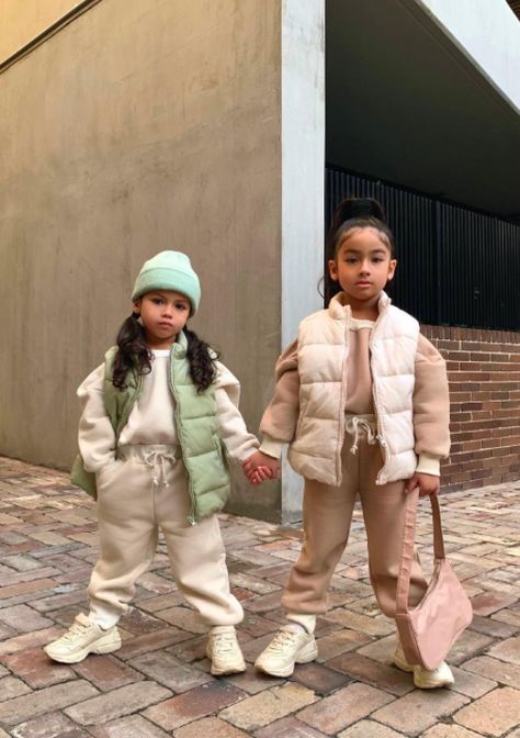 These Tiny "Kidfluencers" Are Taking The Fashion World By Storm. – InspireMore Kids Autumn Outfits, Kid Boy Outfits, Zendaya 2024, Black Girls Winter Outfits, Alice Clothes, Sister Fashion, Child Outfits, Kids Outfits Daughters, Mom Daughter Outfits