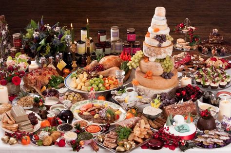 Dining table set with Christmas foods from around the world. Elegant Food, Merry Christmas Pictures, Christmas Program, Australian Food, Strawberry Cakes, Survival Food, French Pastries, Christmas Activities, Cakes And More