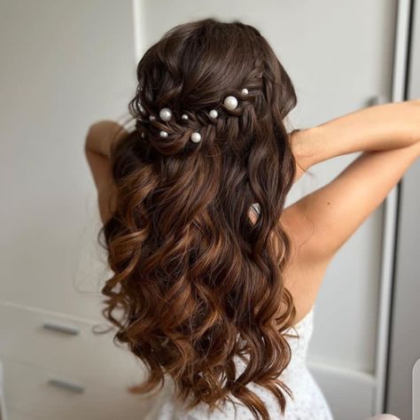 Braid hairstyle Open Hairstyles With Beads, Open Hair Messy Hairstyles, Open Messy Hairstyle, Fairy Like Hairstyle, Long Open Hair Hairstyles Wedding, Ethereal Hairstyles Romantic, Open Hair Braid Hairstyles, Open Hair Curls Hairstyle, Hairstyles For Marriage Function