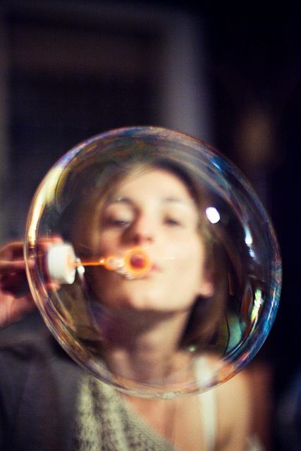 Shotting Photo, Photographie Portrait Inspiration, Charcoal Drawings, Blowing Bubbles, Foto Tips, Eyes Closed, Trik Fotografi, Shooting Photo, Creative Portraits