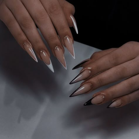 Simple Stiletto Nails, French Stiletto Nails, Pointy Nail Designs, White Stiletto Nails, Old Money Nails, Rave Nails, Acrylic Nails Stiletto, Money Nails, Stilleto Nails Designs