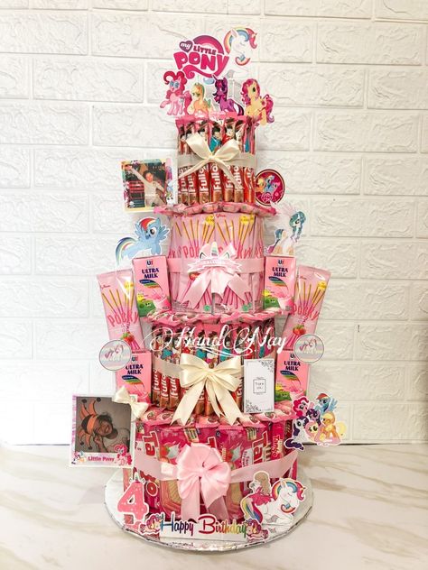 Snack Tower Pink, Tower Snack Birthday, Bouquet Reference, Snack Tart, Candy Tower, Fruit Basket Diy Gift, Bouquet Diy Gift, Snack Tower, Snack Bucket