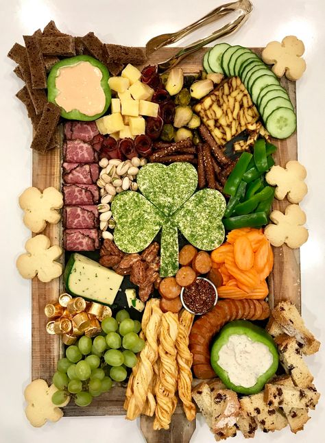 Bakermama Boards, Lite Desserts, Shamrock Shape, Breakfast Charcuterie Board, St Patricks Food, St Patrick Day Snacks, Breakfast Charcuterie, Sant Patrick, Dessert Charcuterie Board